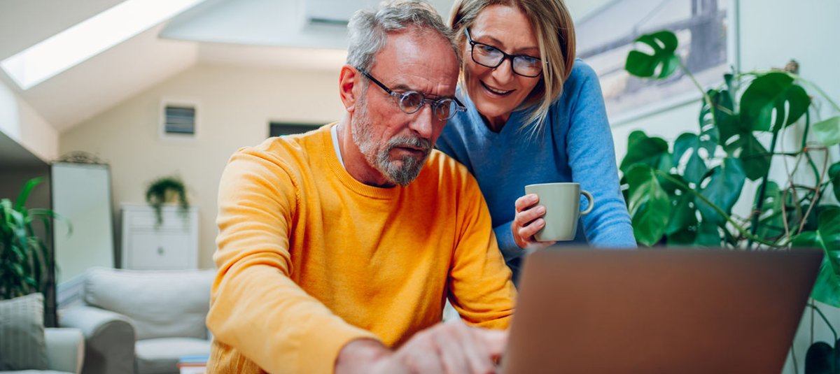couple-looking-at-screen